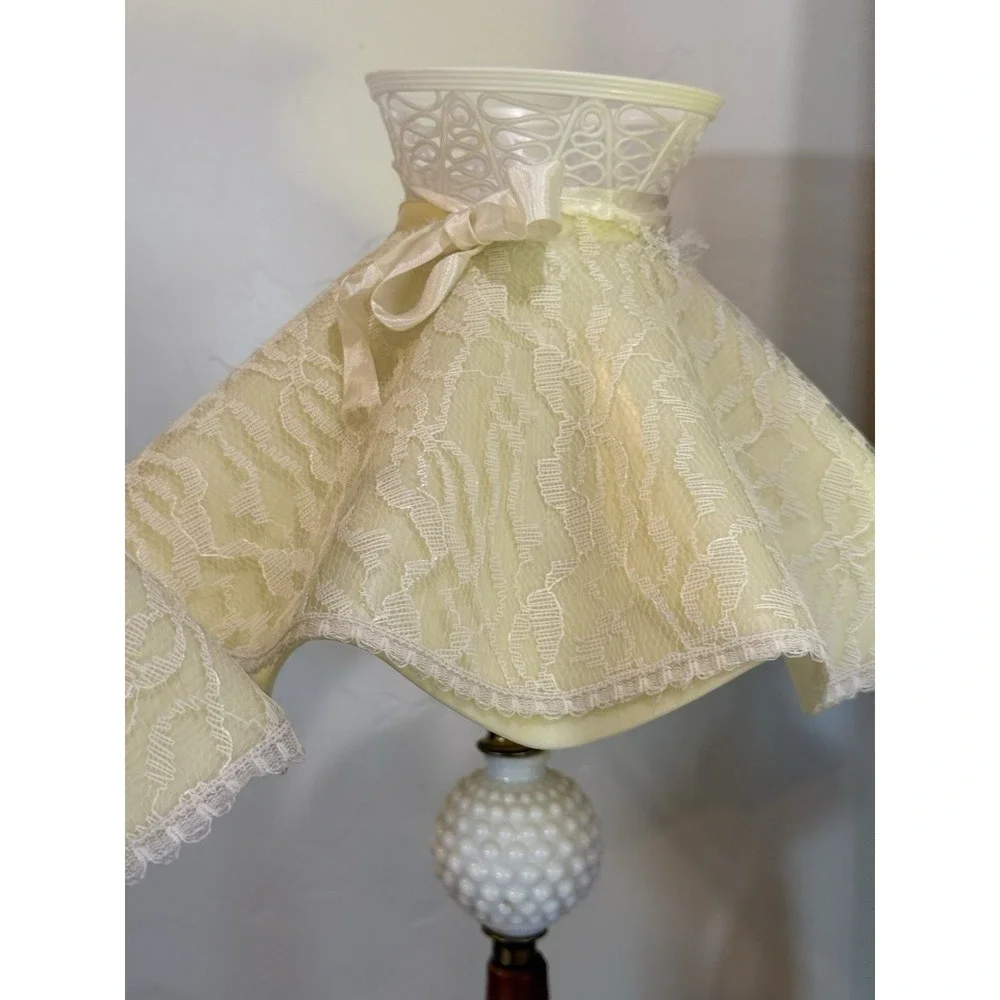 Vintage Table Lamp Pair Boudoir Hobnail White Lace Bedroom 1950s Cottagecore 17